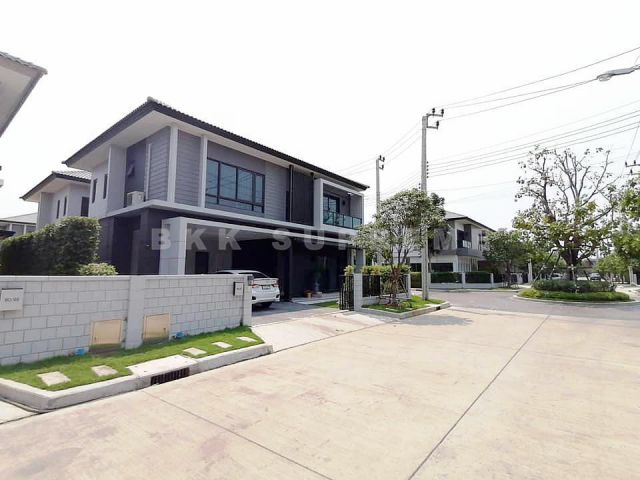 Code : BKKS-8276  (ขาย) ** บ้านเดี่ยว แปลงมุม ตกแต่งพร้อมอยู่ 4 ห้องนอน 4 ห้องน้ำ โครงการ Centro บางนา กม7 หลังเมกะบางนา