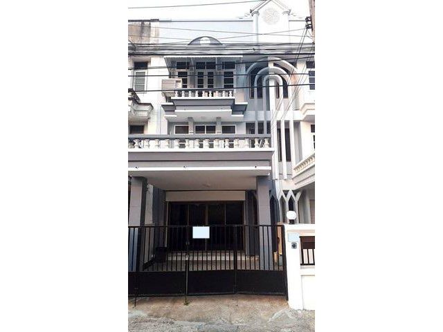 T01375 ให้เช่าทาวน์เฮ้าส์ 3 ชั้น ในหมู่บ้านสนสวย