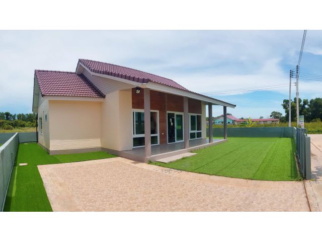 ขายบ้านสไตล์โมเดิล บ้านเดี่ยวชั้นเดียวพร้อมที่ดิน เป็นบ้านใหม่ขายพร้อมเฟอร์นิเจอร์ ฟรีแท๊งค์น้ำ และปั้มน้ำ / ฟรีแอร์ 1 ต