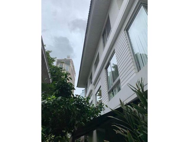 ให้เช่าทาวน์โฮม 3ชั้น สุขุมวิท24 ใกล้ห้าง Emporium