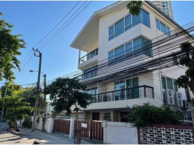 ให้เช่าอาคารพาณิชย์ 3 ชั้น รีโนเวทใหม่ทั้งหลัง
