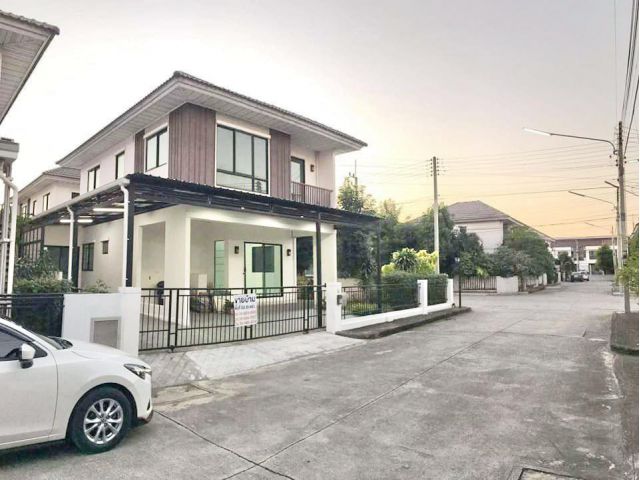 (DH9) ขายหมู่บ้านโมดิวิลล่า ลาดกระบัง - สุวรรณภูมิ บ้านเดี๋ยวมุม+ ติดถนนหลัก / พื้นที่ 53.50 ตารางวา