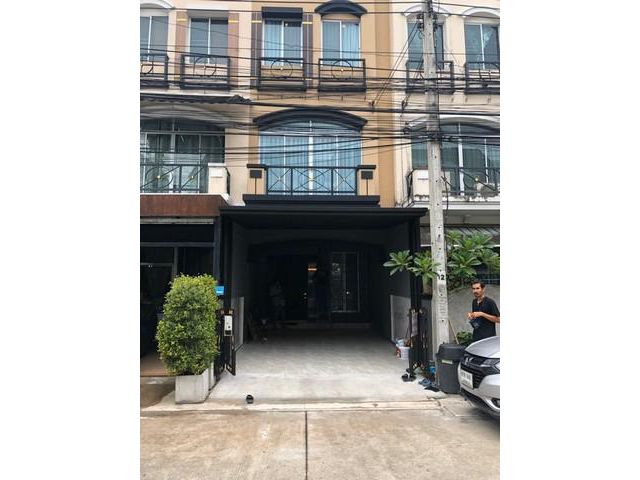 ให้เช่าทาวน์โฮมหมู่บ้านกลางเมือวเดอะปารีสพระราม9