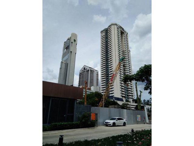 คอนโด High rise สาทรการ์เด้น ชั้น33 218 ตรม.
