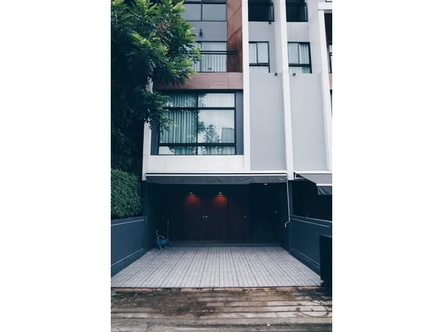 ขายทาวน์โฮม  Arden Ladprao71 บ้านหลังมุม  ย่านลาดพร้าว-เลียบด่วน    3 ห้องนอน  4 ห้องน้ำ  ที่จอดรถ 2คัน 3.5ชั้น  พื้นที่ใช้สอย 185ตรม.  ที่ดิน 20 ตรว.