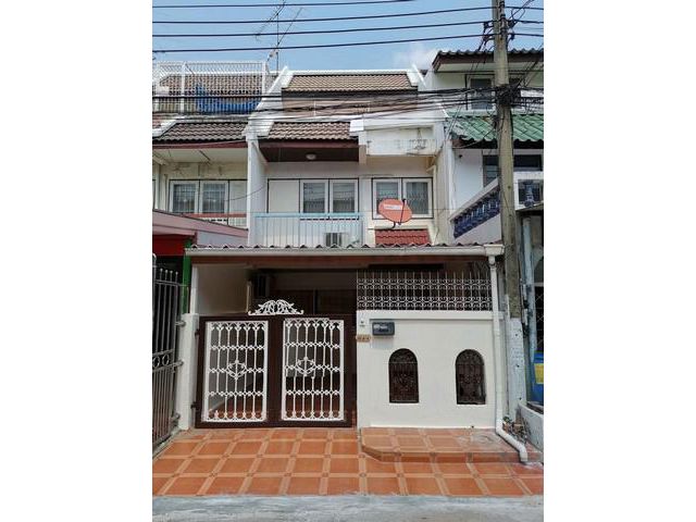 ทาวน์เฮ้าส์ 3 ชั้น ปรับปรุงใหม่ ใกล้แยกพงษ์เพชร