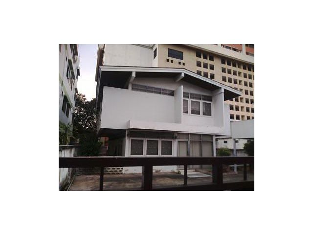 ขายที่ดินพร้อมบ้านเดี่ยวเก่าหลังใหญ่ สภาพแข็งแรง เดินทางเข้าออกสะดวก พระโขนงและถนนพัฒนาการ ถนนเพชรบุรี