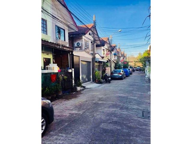 ขาย - เช่า ทาวเฮาส์ 2 ชั้น 3 ห้องนอน 2 ที่จอดรถ