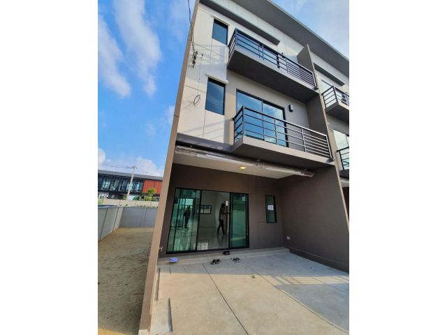 (DH15) ขายบ้านหลังมุมไม่เคยเข้าอยู่ บ้านกลางเมือง ศรีนครินทร์ – อ่อนนุช ทาวน์โฮม 3 ชั้น ในซอยอ่อนนุช 70/1 ติดถนนสุขุมวิท