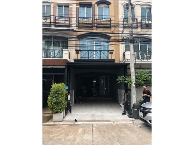 ทาวน์โฮม3 ชั้น หมู่บ้านกลางเมือง