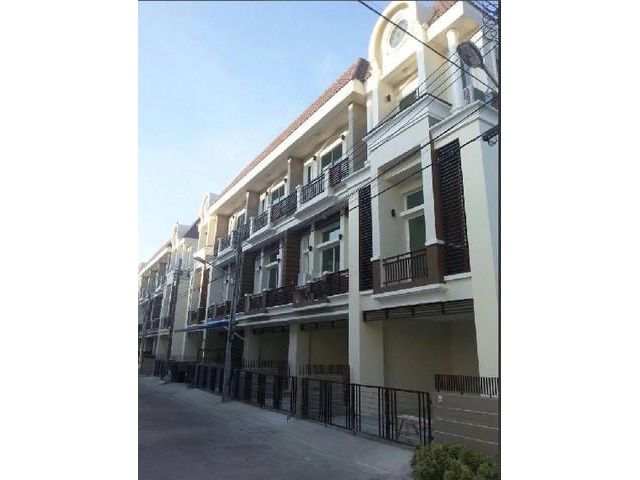 FPL 394  ให้เช่าทาวน์โฮม  3 ชั้น   3 ห้องนอน   4 ห้องน้ำ พรีเมี่ยมเพลส ซอยโพธิ์แก้ว นวมินทร์ – ลาดพร้าว 101
