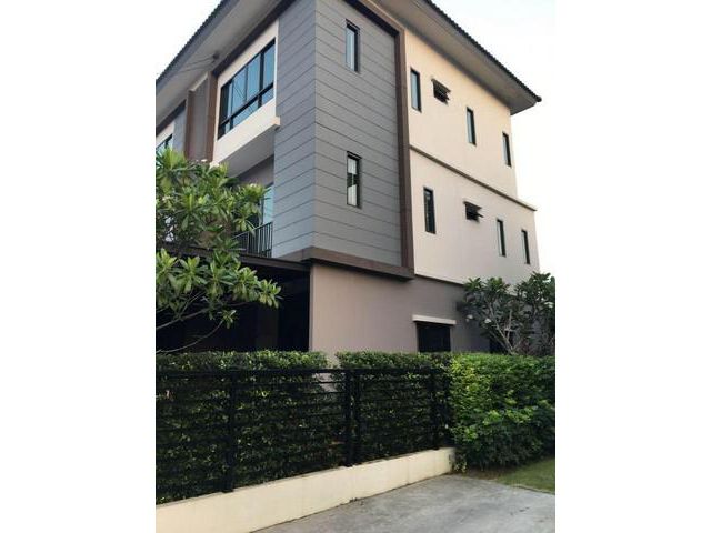 ขายทาวน์โฮม 3 ชั้น  ซอยลาดพร้าว 126