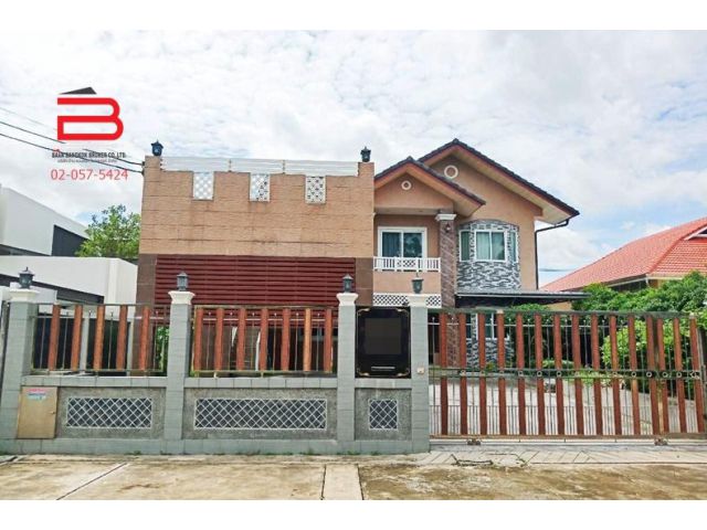บ้านเดี่ยว 2 ชั้น โครงการ ชวนชื่นฟลอร่าวิลล์ กอล์ฟคลับ เนื้อที่ 141 ตรว. มี 5 ห้องนอน 5 ห้องน้ำ ถนนกรุงเทพฯ-ปทุมฯ อ.เมือง จ.ปทุมธานี