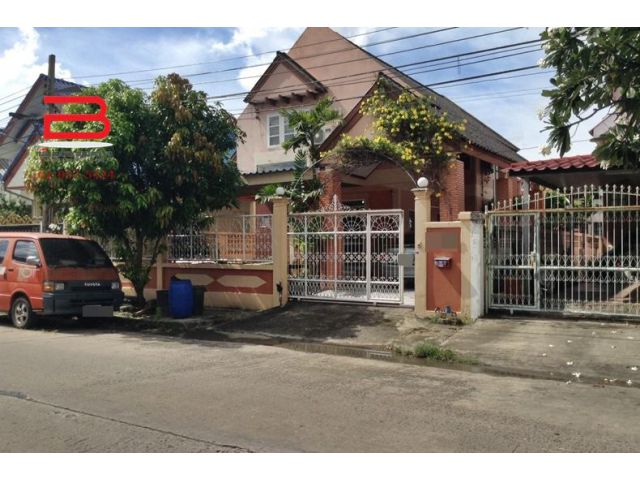 บ้านเดี่ยว 2 ชั้น โครงการ ลานทอง เนื้อที่ 73 ตรว. มี 3 ห้องนอน 3 ห้องน้ำ ถนนเเจ้งวัฒนะ-ปากเกร็ด อ.ปากเกร็ด จ.นนทบุรี
