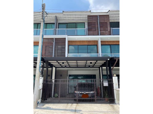 PJTH381 ขายทาวน์โฮมใหม่ แบรนด์ดี ทำเลสวย วิวเปิดโล่ง ศุภาลัยเอสเซ้นส์ลาดพร้าว 107