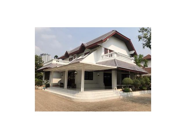 บ้านเดี่ยวสุดหรู 2 ชั้นครึ่ง  214 ตารางวา