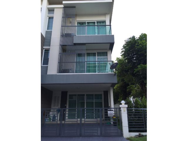 PJTH393 ขายทาวน์โฮม 3 ชั้น หลังมุม 3 ห้องนอน 4 ห้องน้ำ ติดถนนใหญ่
