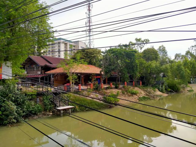 ขายที่ดินพร้อมบ้านสิ่งปลูกสร้าง เนื้อที่ 1 ไร่ ต.ปากน้ำ อ.เมือง จ.ระยอง ทำเลดีติดถนนใกล้หาดแสงจันทร์