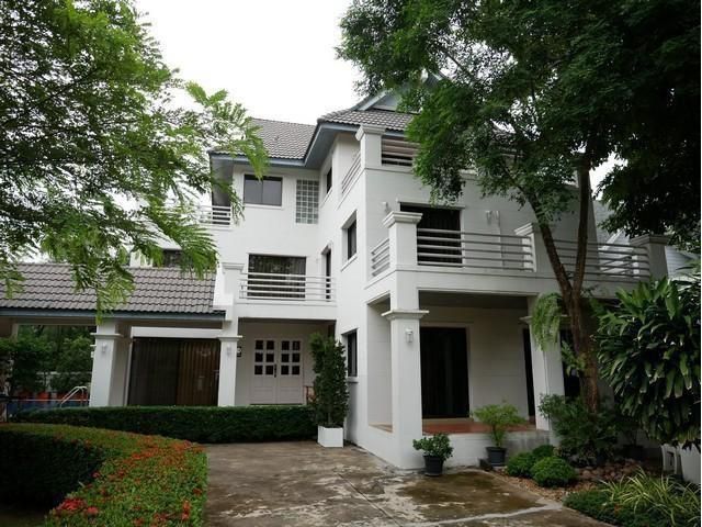 ให้เช่าบ้านเดี่ยว3 ชั้น หมู่บ้านนวธานี พร้อมอยู่ ย่านเสรีไทย