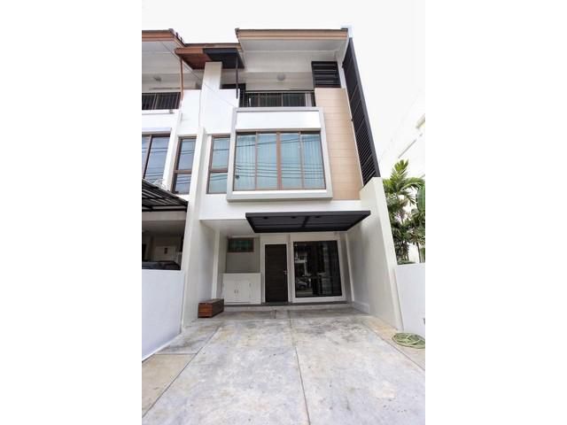 ให้เช่าทาวน์โฮม3ชั้นหลัมมุม ย่านสุขุมวิท บางจาก
