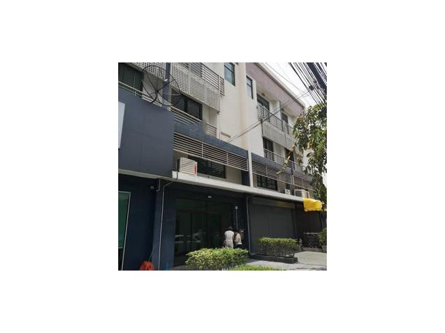 โฮมออฟฟิศ 3.5 ชั้น DISTRICT เอกมัย-รามอินทรา