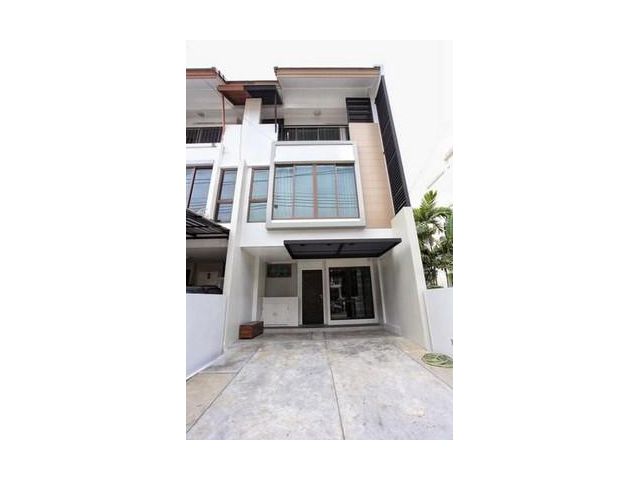 ทาวน์โฮม 3 ชั้น The Private สุขุมวิท-บางจาก