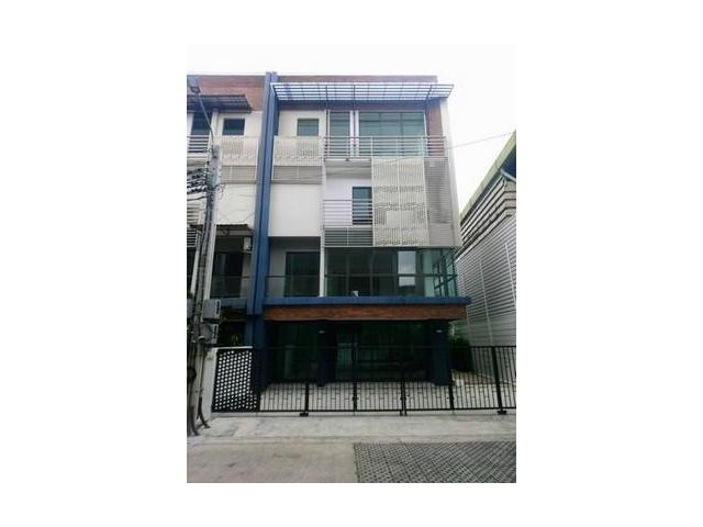 โฮมออฟฟิศ 4 ชั้น District เอกมัย-รามอินทรา