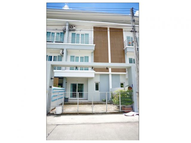 ขายทาวเฮาส์ 2 กม. จากห้างพร็อมเมนาด้า ถ.ซุปเปอร์ไฮเวย์