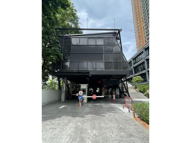 ใกล้สถานี MRT เพชรบุรี  ติดถนนใหญ่
