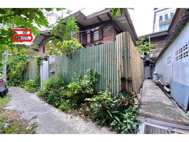 บ้านเดี่ยว 2 ชั้น ถนนเพชรบุรี ซอย 5 เนื้อที่ 24 ตรว. ถนนทางพิเศษศรีรัช เขตราชเทวี