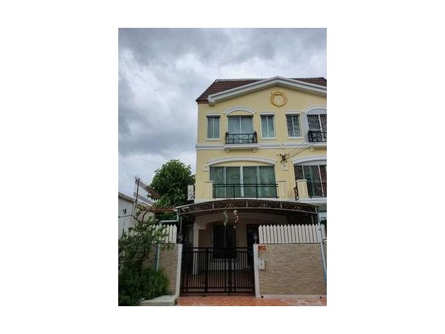 ทาวน์เฮ้าส์ 3 ชั้น บ้านกลางเมือง Royal Monaco
