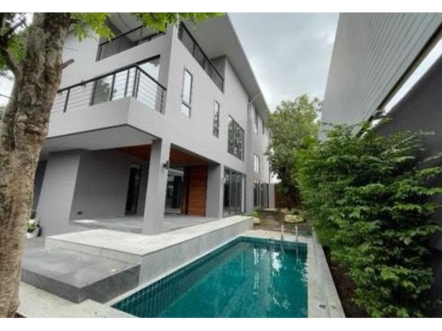 ขายหรือให้เช่าบ้านเดี่ยว 3 ชั้น มีสระ สุขุมวิท 71