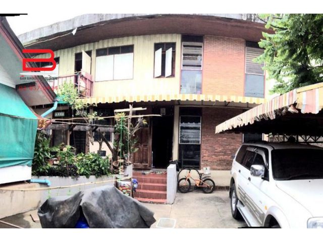 ที่ดิน 84 ตรว. พร้อมบ้าน 2 ชั้นครึ่งปูนครึ่งไม้ อยู่ชุมชุนวัดลุ่ม ซ.10 หลังการไฟฟ้าพระราม 7 นนทบุรี