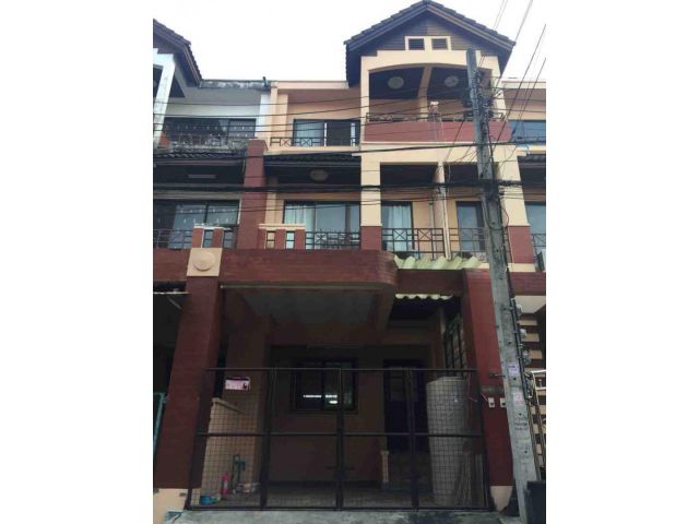 ทาวน์โฮม 3 ชั้น หมู่บ้านธนกาญจน์ อำเภอบางบัวทอง