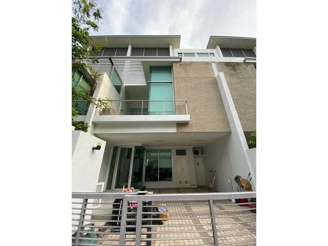 ให้เช่าทาวน์โฮม 3 ชั้น The Landmark Residence