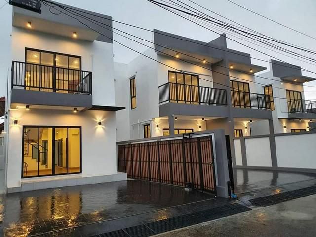 PH50ขายบ้านแฝดสร้างใหม่ หมู่บ้าน ต รวมโชค โชคชัย4 เนื้อที่ 32ตรว  200-230ตรว 2นอน 3น้ำ จอดรถ 2คัน    ติดต่อคุณ สมศักดิ์