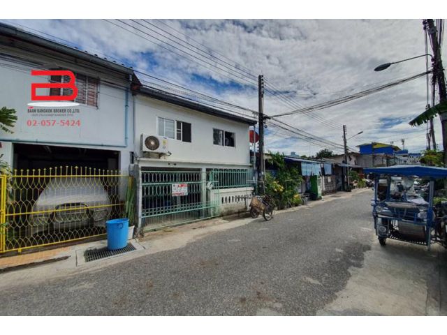 ทาวน์เฮาส์ 2 ชั้น โครงการ พัฒนาพร เนื้อที่ 21 ตรว. มี 3 ห้องนอน 1 ห้องน้ำ ถ.สุขุมวิท บางละมุง ชลบุรี