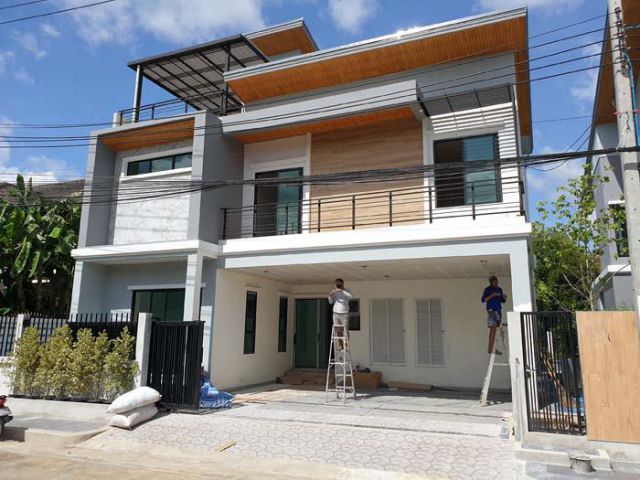 บ้านสร้างใหม่ 3 ชั้น ติด Lake สไตล์โมเดิร์น ในกฤษดานคร 20 ปิ่นเกล้า