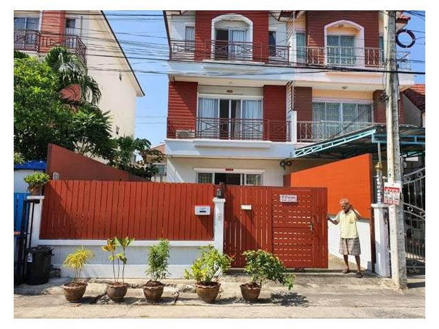 ขายบ้านแฝด 3 ชั้น มบ.พิบูลย์ทรัพย์ ถ.เลียบคลองสอง ซ. 30 เขตคลองสามวา กรุงเทพฯ โทร. 08-1316-9758