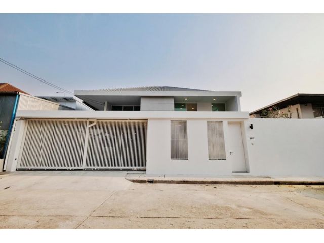 ขายบ้านเดี่ยว 2 ชั้น พร้อมสระว่ายน้ำปรีดีย์ 42