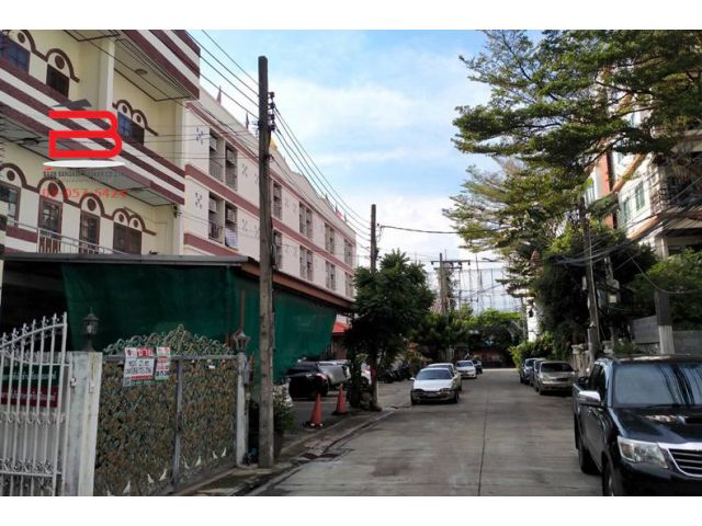 ทาวน์โฮม 3 ชั้น ซอยสุคนธสวัสดิ์ 2 เนื้อที่ 24.8 ตรว. มี 3 ห้องนอน 3 ห้องน้ำ ถนนลาดพร้าว เขตลาดพร้าว
