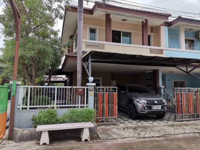 U1125  ให้เช่าทาวน์โฮม 2 ชั้น หลังมุมหมู่บ้านจามจุรี สุขาภิบาล5 มีเฟอร์ภายในบ้าน ทำเลดีเดินทางสะดวกเข้าออกได้หลายทาง