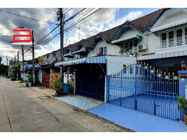 ทาวน์เฮาส์ 2 ชั้น โครงการ ร่มเงาไม้ เนื้อที่ 18.2 ตรว. มี 2 นอน 2 น้ำ ถ.กาญจนาภิเษก บางบัวทอง นนทบุรี