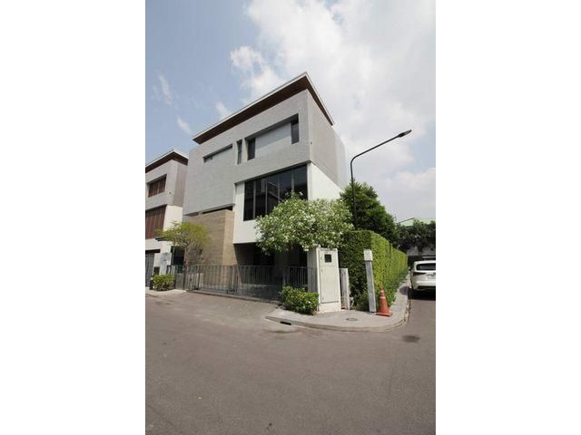 ให้เช่า  บ้านเดี่ยว  3 ชั้น หลังมุม  Parc Priva