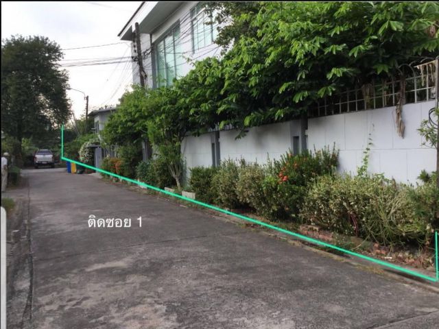 ขายที่สวยถมแล้ว ทำเลดีร่มรื่น เงียบสงบ เนื้อที่ 528 ตรว. พร้อมออฟฟิศและบ้านในซอยวิภาวดีรังสิต 16 แยก 27 ที่ดินติดถนนซอย2ด้าน ใกล้ Mrt รัชดาภิเษก