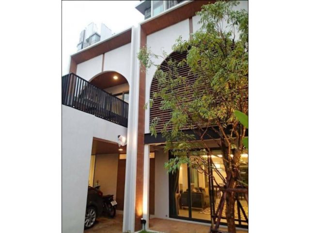 ให้เช่าทาวน์โฮม 2 ชั้น บ้านสวย ใกล้รถไฟฟ้า สุขุมวิท 63 เอกมัย 12 มีต้นไม้ร่มรื่น 3 ห้องนอน