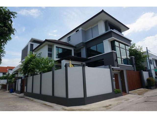 ขายบ้านเดี่ยว 3ชั้น พร้อมออฟฟิศ ถนนรัชดาภิเษก