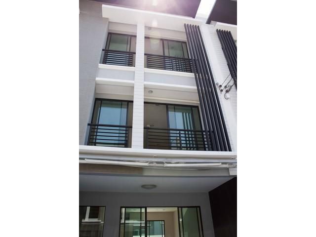 ทาวน์โฮม 3ชั้น บ้านกลางเมือง พระราม9