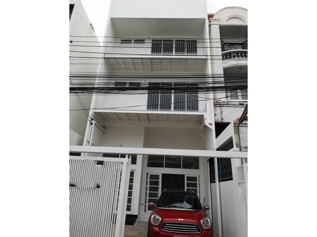 ให้เช่าทาวน์เฮ้าส์ 3 ชั้นเล่นระดับ ใกล้MRTสุทธิสาร