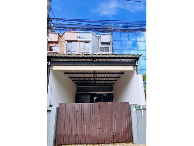 รีโนเวท! 3ชั้น แอร์6 24 ตร.ว. 260ตรม. 4นอน โชคชัย4